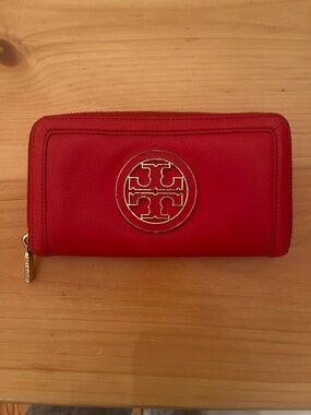 TORY BURCH Amanda Continental Zip Around Wallet Red Pebbled Leather Gold Logo
